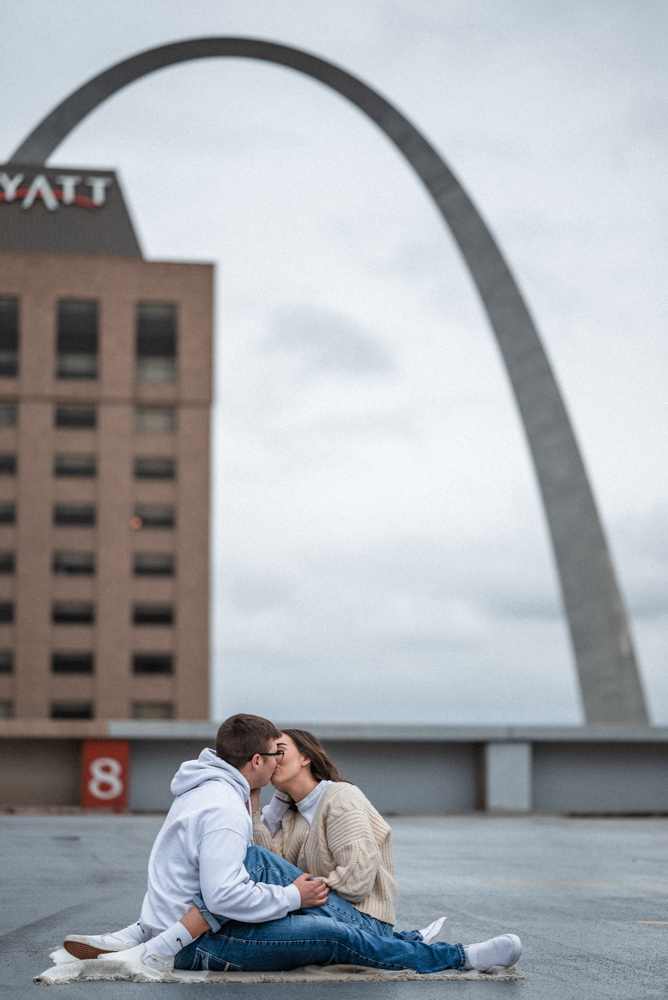 Date night would be complete without a kiss under the st louis arch
